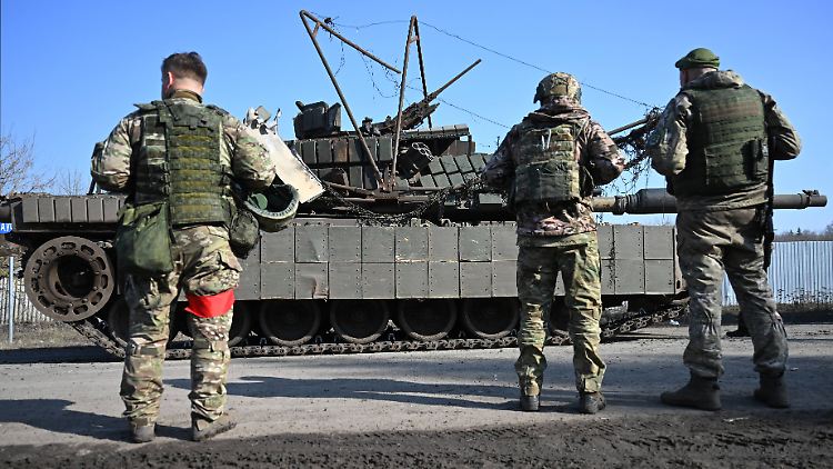 Russische Soldaten in Kursk mit einem erbeuteten Abrams-Panzer.