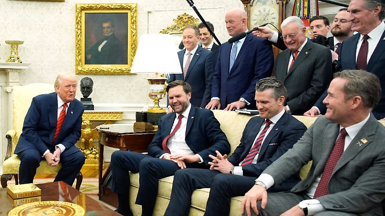 Kellogg (mit Brille hinter der Couch stehend) vor wenigen Tagen im Oval Office unter anderem mit US-Präsident Trump und dessen Vize Vance.