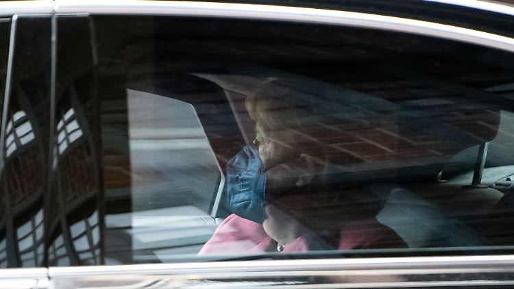 Vertuschungsvorwürfe "ganz und grundsätzlich" zurückgewiesen: Kanzlerin Merkel 2021 mit Coronamaske in einer gepanzerten Limousine.  