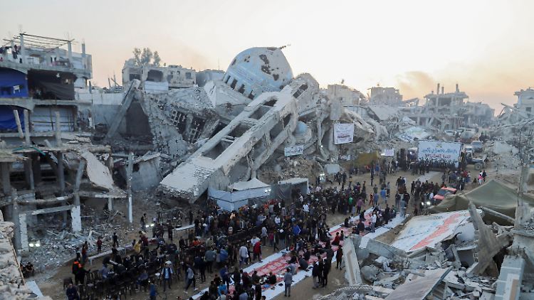 Alltag inmitten von Ruinen: Palästinenser in Beit Lahia feiern den Ramadan.