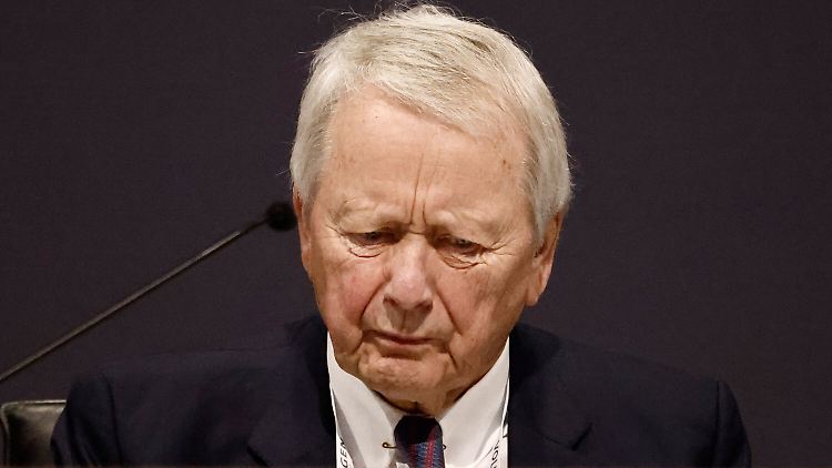 Wolfgang Porsche vor Beginn der außerordentlichen Hauptversammlung der Volkswagen AG. (Archivbild) 