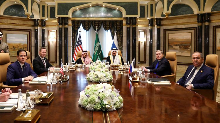 Im vergangenen Monat hatten sich in Saudi-Arabien erstmals seit Jahren die Chefdiplomaten Russlands und der USA zu direkten Gesprächen getroffen. 