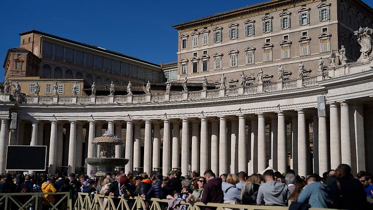 Normalerweise segnet der Papst jeden Sonntag nach dem Angelus die Gläubigen aus dem Fenster des Apostelpalastes. 