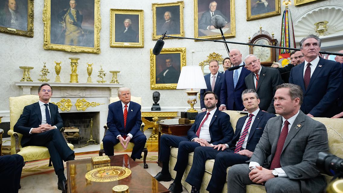 Rutte, neben Trump sitzend, auf der Couch hat unter anderem Vizepräsident J.D. Vance Platz genommen.