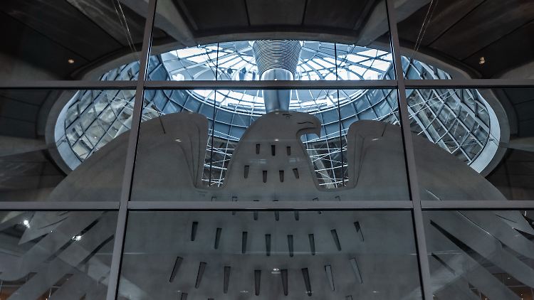 Blick auf den Bundesadler im Plenarsaal im deutschen Bundestag.