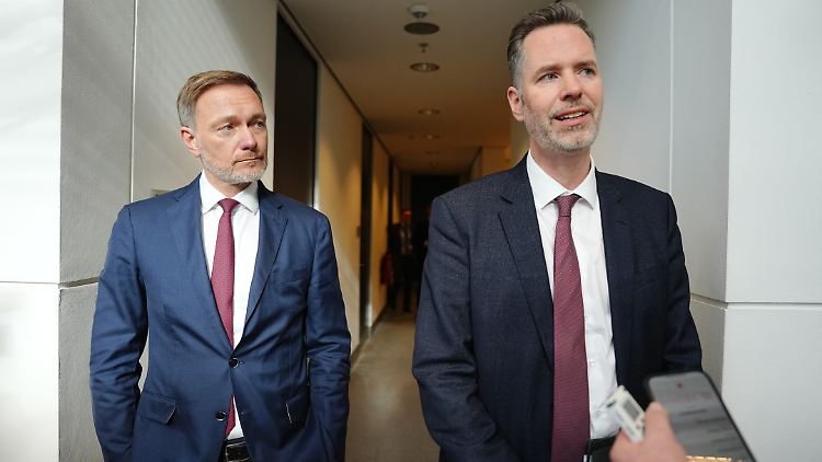 Die Bundestagswahl sei eine "herbe Niederlage" gewesen, sagt Dürr (r.).