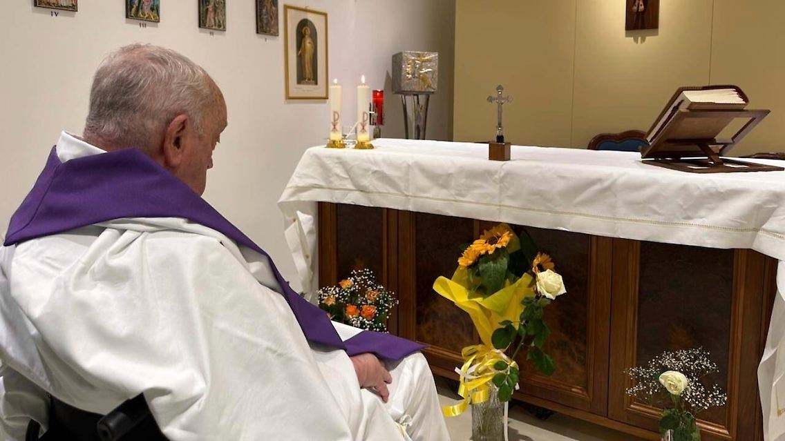 Das Schreiben des Papstes Franziskus wurde zu einem Zeitpunkt veröffentlicht, in dem es leichte Anzeichen für eine Besserung seines Zustands gab.