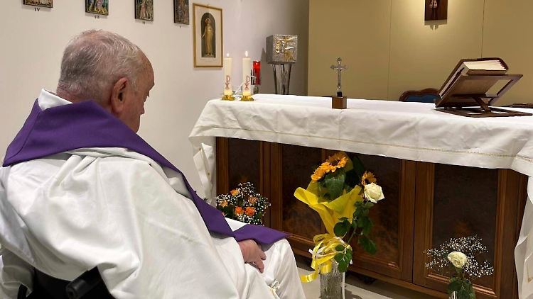 Das vom Vatikan veröffentlichte Foto zeigt Papst Franziskus in der Kapelle des Gemelli-Krankenhauses. 