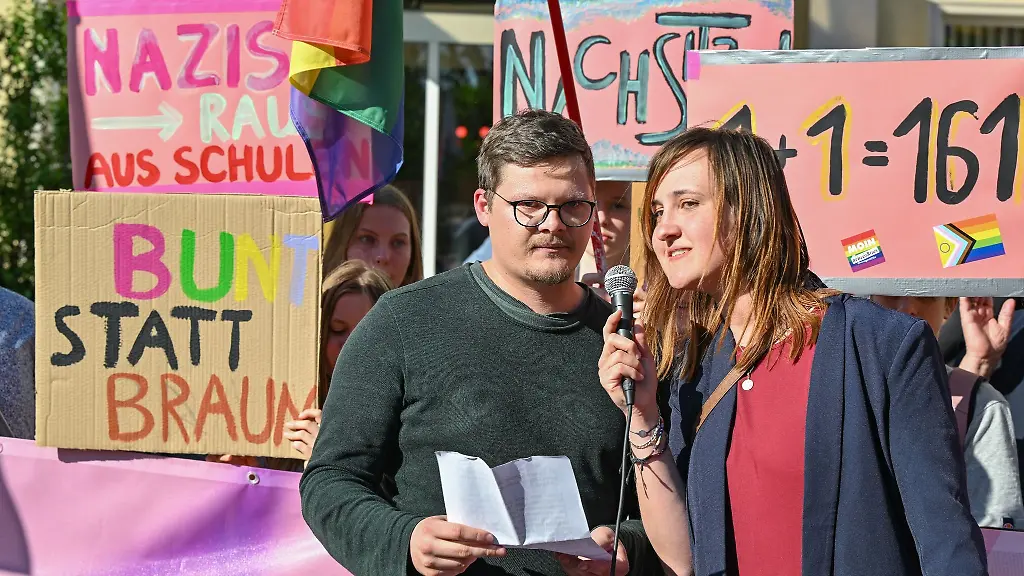 Die-beiden-Lehrer-die-kuerzlich-einen-Brandbrief-zum-Thema-Rechtsextremismus-an-ihrer-Schule-geschrieben-hatten-sprechen-auf-einer-Demonstration