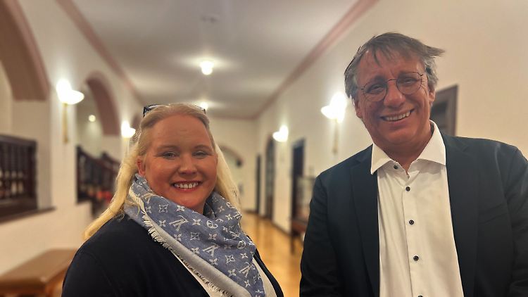 Die 46-jährige Tina Haltermann und der 59-jährige Markus Gieppner stehen im Flur vor dem Sitzungssaal im Rathaus von Westerland.