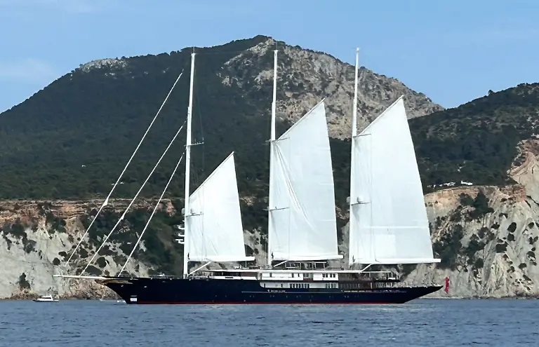 Die-Segelyacht-Koru-von-Amazon-Gruender-Jeff-Bezos-faehrt-vor-der-Kueste-von-Ibiza-durchs-Mittelmeer