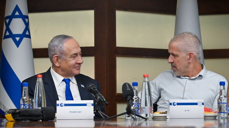 Israels Ministerpräsident Netanjahu und Geheimdienstchef Bar bei einem Treffen im April 2024.