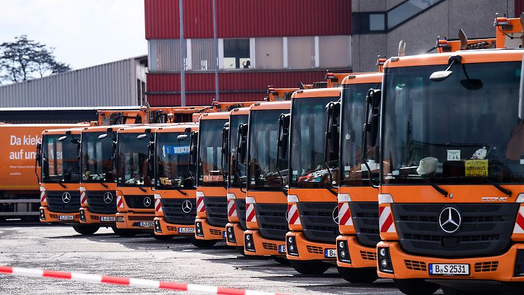Warnstreiks bei der Berliner Müllabfuhr: Verdi will acht Prozent mehr Lohn und drei zusätzliche freie Tage. 