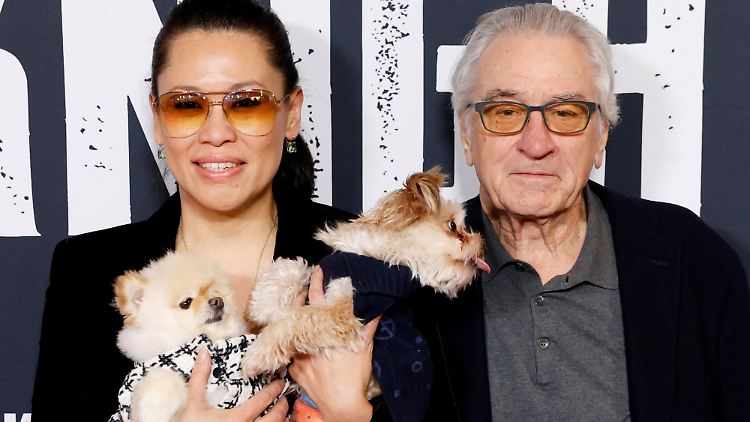 Robert De Niro und seine Partnerin Tiffany Chen bringen die Co-Stars zur Filmpremiere mit. 