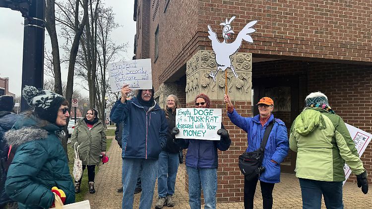 Rentner in Michigan protestieren vor dem Wahlkreisbüro des Republikaners Bill Huizenga.
