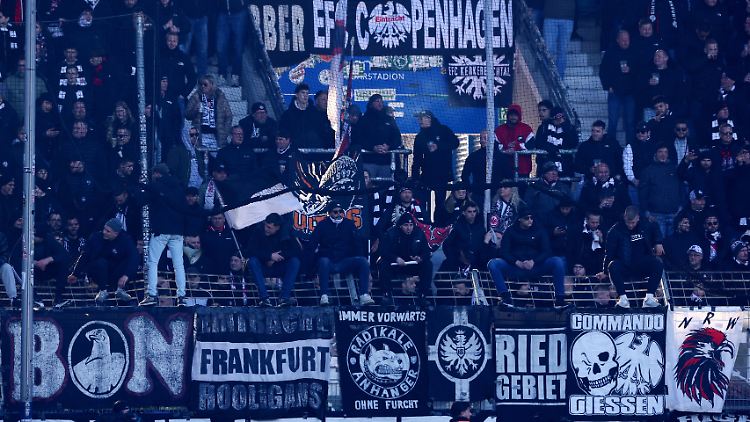 In Bochum gab es wiederholt Ärger wegen einer Zaunfahne.