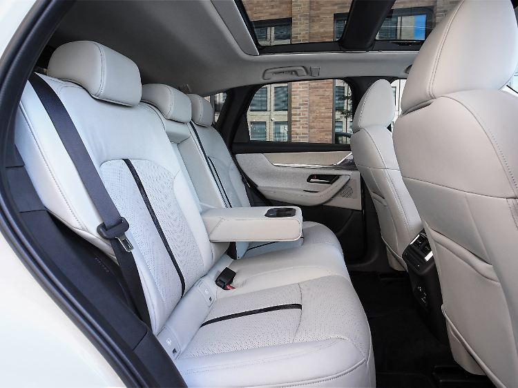 Auch wenn der Beinraum auf dem Bild knapp aussieht, ist die zweite Reihe im Mazda CX-60 ein feines Plätzchen zum Reisen.