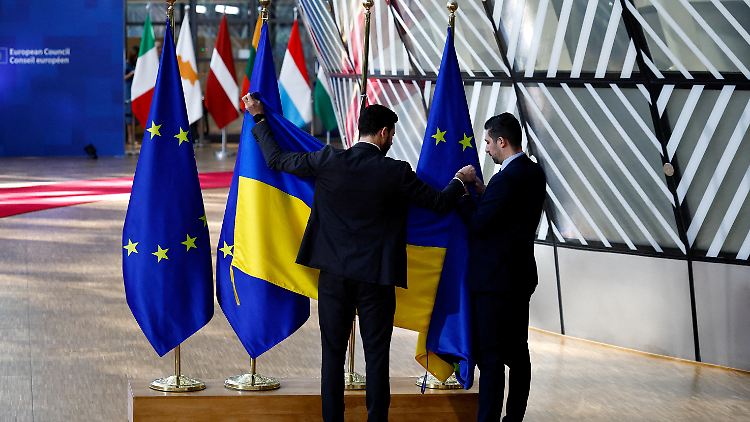 In der EU lehnt vor allem Ungarn Militärhilfen für die Ukraine ab.