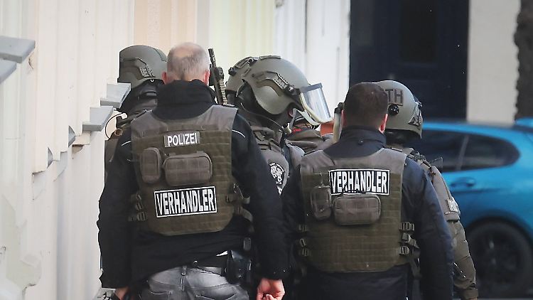 Polizisten eines Spezialeinsatzkommandos sind nach dem Brandanschlag in Gera im Einsatz.
