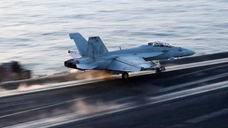 Ein US-amerikanisches Kampfflugzeug startet von der "USS Harry Truman" im Roten Meer. 