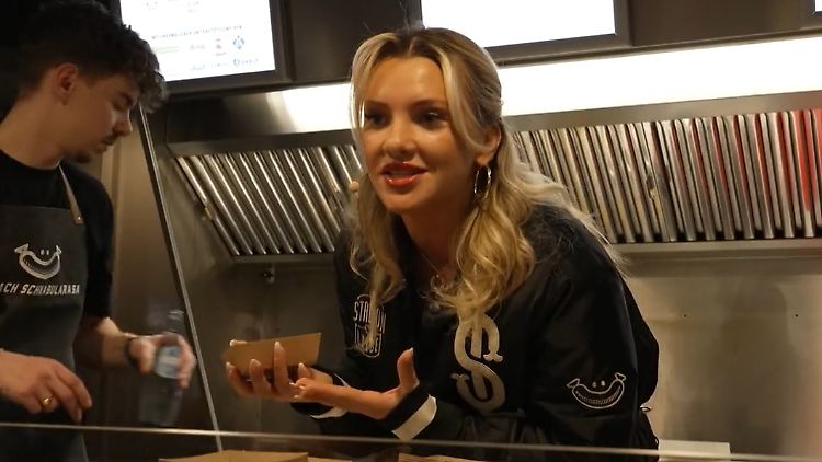 Evelyn Burdecki2.jpg