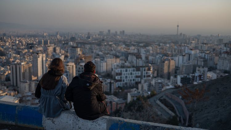 Ein Pärchen sitzt an einem beliebten Ausflugsziel im Norden der Hauptstadt Teheran.