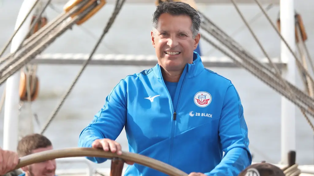 Trainer-Alois-Schwartz-steht-zum-Saisonauftakt-von-Hansa-Rostock-auf-dem-Deck-des-Segelschiffes-Santa-Barbara-Anna