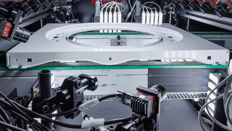Die Produktion von Waschmaschinen wird mittels zahlreicher Kameras und künstlicher Intelligenz überwacht.