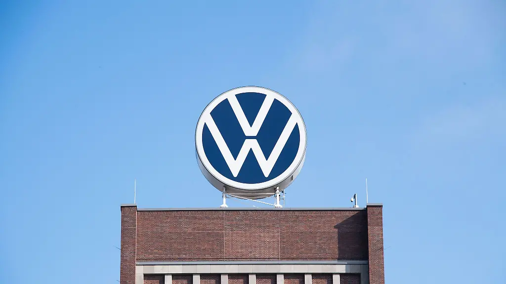 Das-Markenhochhaus-von-Volkswagen-auf-dem-Gelaende-des-Autokonzerns-in-Wolfsburg
