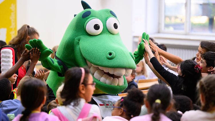 Zahnputz-Krokodil Kroko versucht Kinder in der Berliner Charité zum richtigen Zähneputzen zu animieren - mit Erfolg.