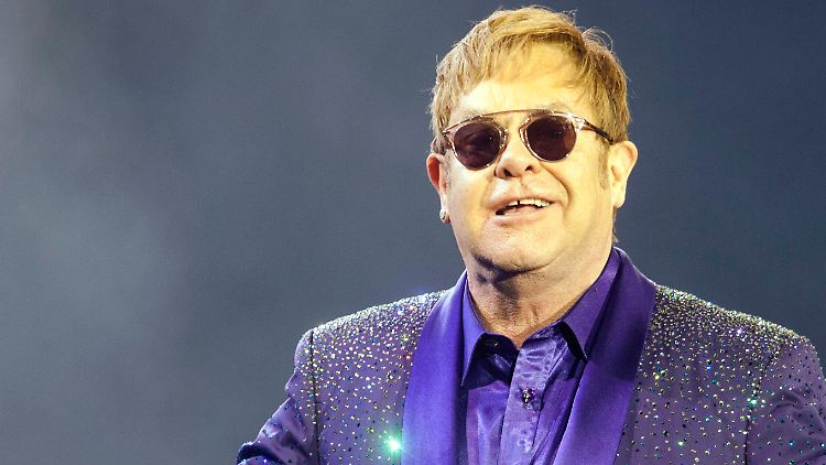 Kann offenbar kaum noch sehen: Elton John.