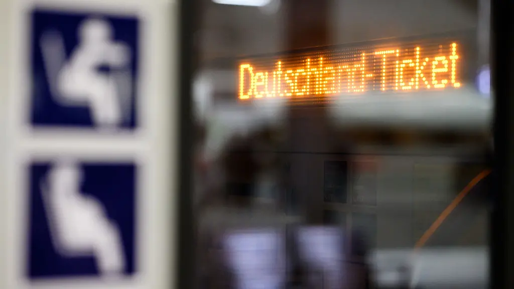 Deutschland-Ticket-steht-in-einem-Zug-auf-dem-Display