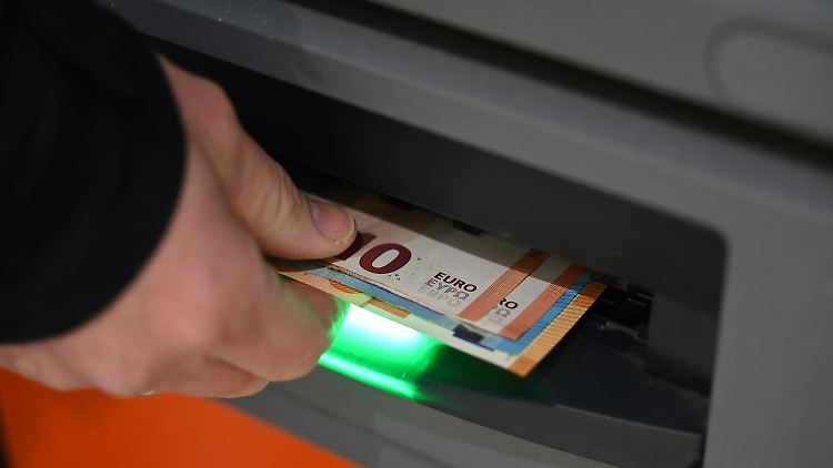 Außer in Metropolen wohnten die Bürger und Bürgerinnen 2023 im Schnitt 1,4 Kilometer vom nächstgelegen Geldautomaten oder Bankschalter entfernt. 