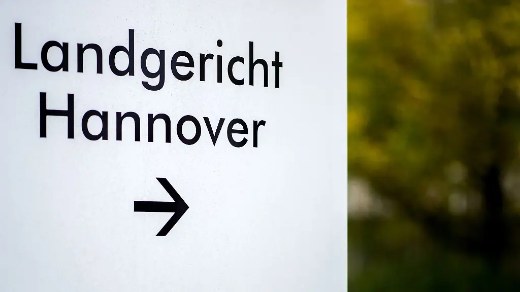 Ein-Wegweiser-steht-vor-dem-Landgericht-Hannover