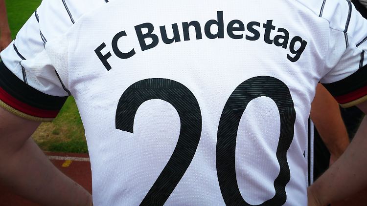 Mit dem Versuch der Ausgrenzung der AfD aus der Fußballmannschaft ist der FC Bundestag gescheitert.