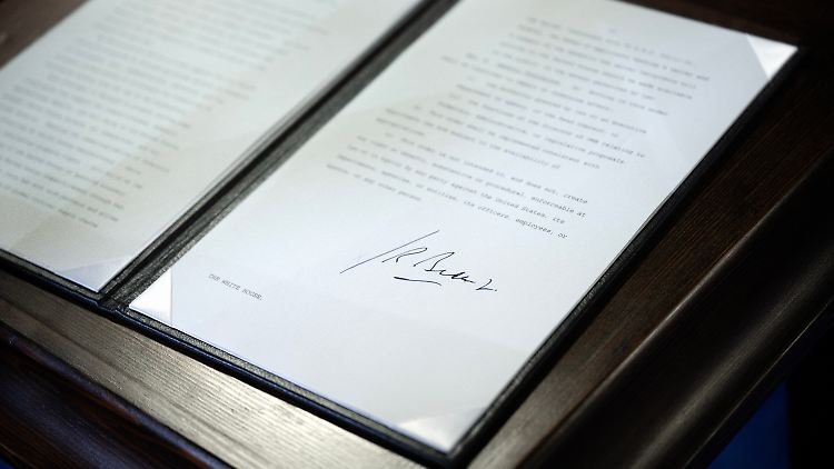 Joe Bidens Unterschrift auf einem offiziellen Dokument. 