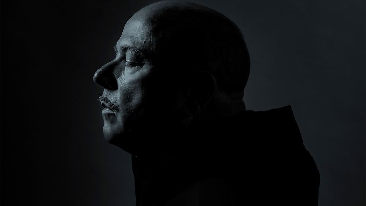 VNV-Nation-Frontmann Ronan Harris spricht über sein persönlichstes Album.