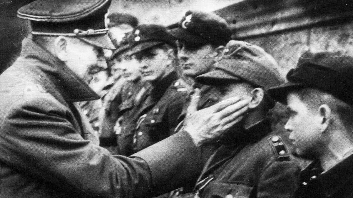 Später darf Hübner nach Berlin reisen, wo er Adolf Hitler trifft - der ihm die Wange tätschelt.