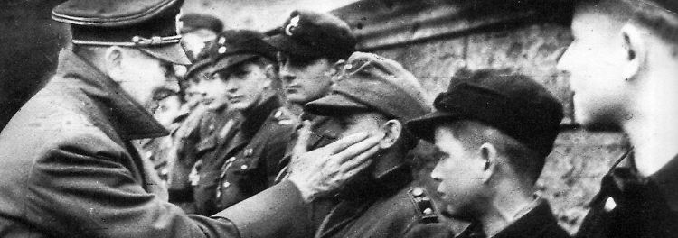 Später darf Hübner nach Berlin reisen, wo er Adolf Hitler trifft - der ihm die Wange tätschelt.