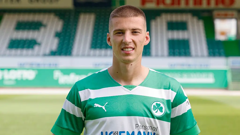 Tobias-Raschl-beim-Fototermin-fuer-den-SpVgg-Greuther-Fuerth-Saison-2022-23