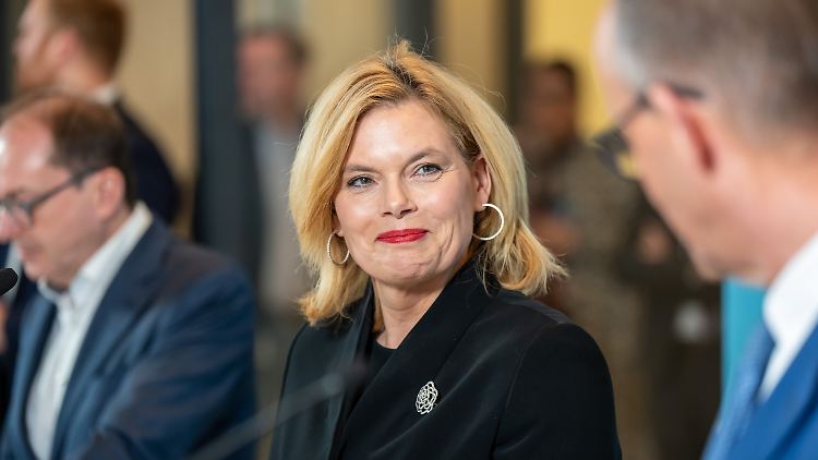 Zusammen mit CSU-Landesgruppenchef Alexander Dobrindt (l.) präsentierte Friedrich Merz Julia Klöckner als Kandidatin der Unionsfraktion für das Amt der Bundestagspräsidentin. Als größter Fraktion steht der Union dieser Posten traditionell zu.