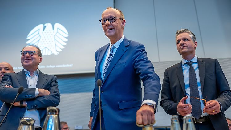 Die neue Regierung solle lieber eine Woche später stehen, als unter Zeitdruck einen Koalitionsvertrag zu beschließen, "der zu viele Fragen offen lässt". 