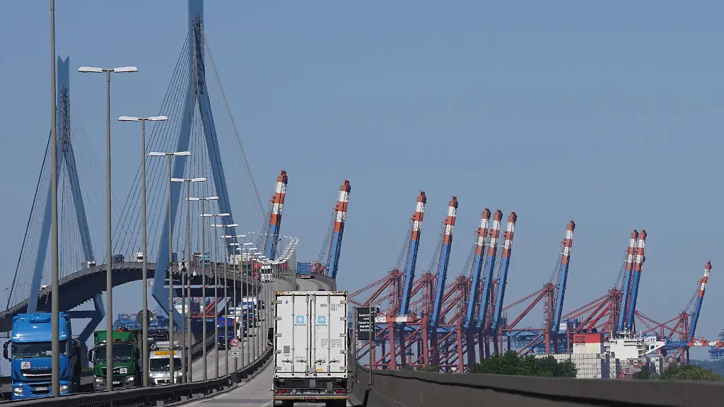 Lastwagen-fahren-im-Hafen-ueber-die-Koehlbrandbruecke