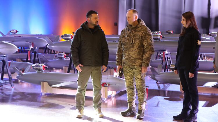 Selenskyj (l.) im Dezember bei der Übergabe neuartiger Langstrecken-Raketendrohnen vom Typ Peklo (Hölle) an die Streitkräfte.