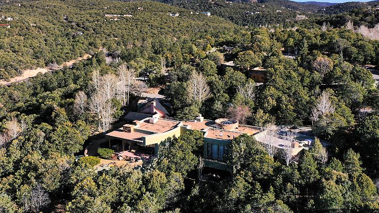 Gene Hackman und Betsy Arakawa wurden Ende Februar tot in ihrem Anwesen in Santa Fe gefunden. Sie starben nicht zum gleichen Zeitpunkt. 