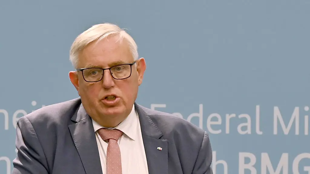 Karl-Josef-Laumann-CDU-Gesundheitsminister-von-Nordrhein-Westfalen-spricht