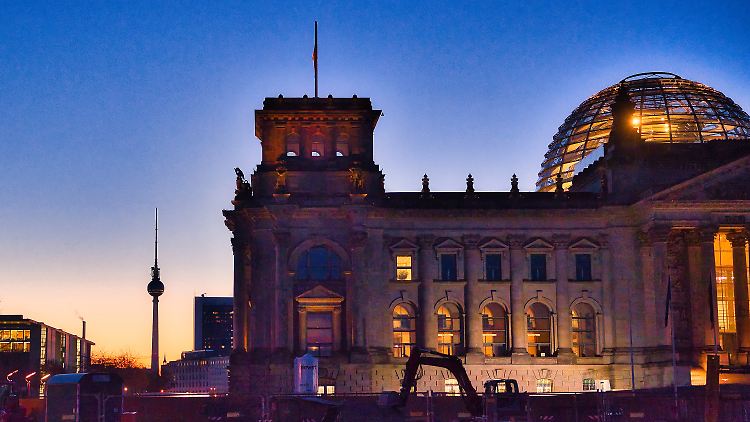Im Bundestag stimmen die Abgeordneten heute über ein Milliarden-Schuldenpaket ab.