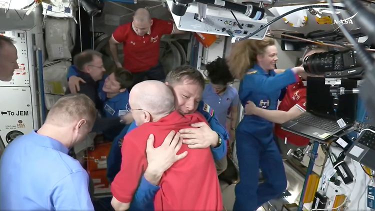 Vor zwei Tagen dockte die "Crew Dragon"-Raumkapsel an der ISS an. Sie nimmt nun drei Astronauten und einen Kosmonauten wieder mit zur Erde. 