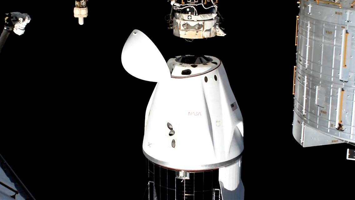 Die Kapsel dockt von der Raumstation ISS ab und fliegt zur Erde.