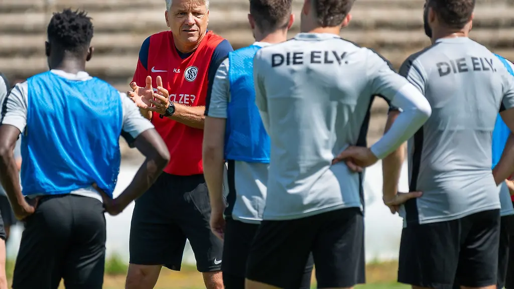 Trainer-Horst-Steffen-M-gibt-den-Spielern-Anweisungen